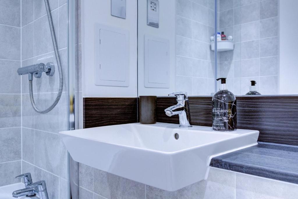 Luxury 2 Bed Flat In A New Block In East Acton Londres Exterior foto